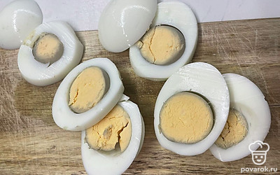 Яйца отварить и нарезать.