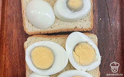 Разложить на хлеб яйца.