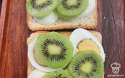 Потом выложить киви.