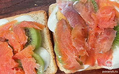 Сверху положить рыбку.