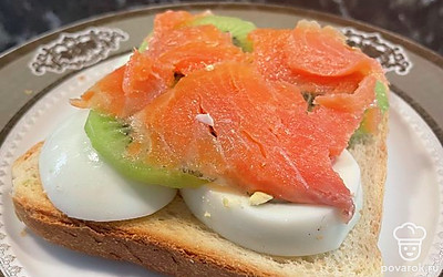 Подавать сэндвич в красивой тарелке, с горячим кофе.