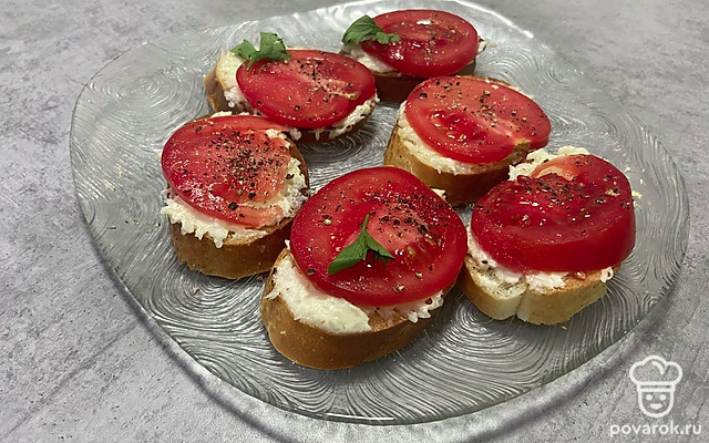 Чесночные брускетты с сыром и томатами — Рецепт с фото