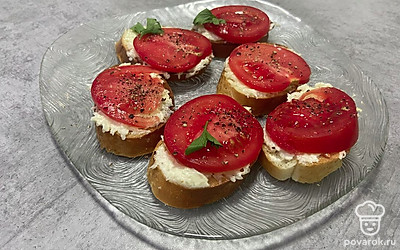 Подавайте брускетты, украсив их листиками петрушки.