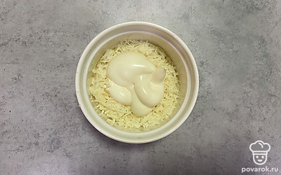 Сыр натрите на мелкой терке и добавьте в него майонез. 