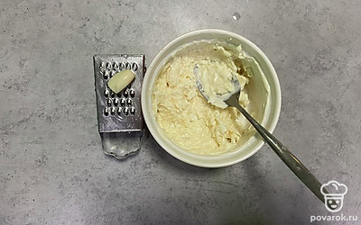 Чеснок измельчите на мелкой терке.