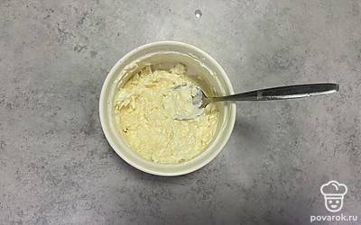 Выложите чеснок в сыр с майонезом и хорошо перемешайте. 