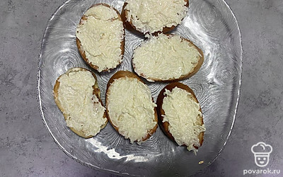 Смажьте хлебные тосты полученной смесью. 