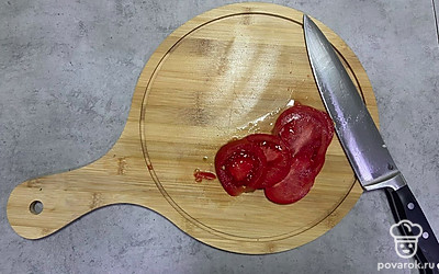 Помидор нарежьте кружочками. 