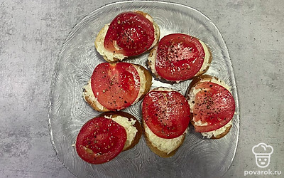 Посолите и поперчите помидоры по вкусу. 