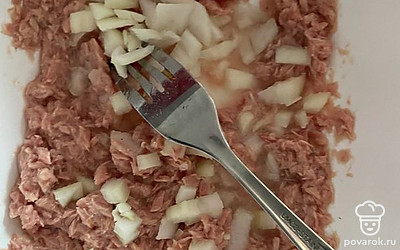 Нарежьте лук и добавьте в миску.