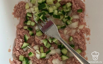 Мелким кубиком нашинкуйте огурцы.