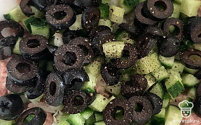 Нарежьте маслины, посолите и поперчите по вкусу.