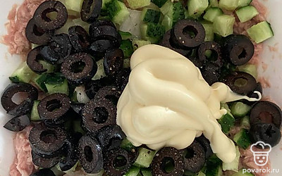 Добавьте майонез и перемешайте.