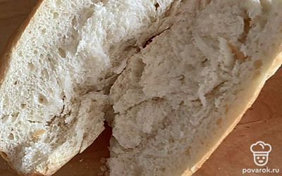 Разрежьте багет пополам, а затем вдоль.