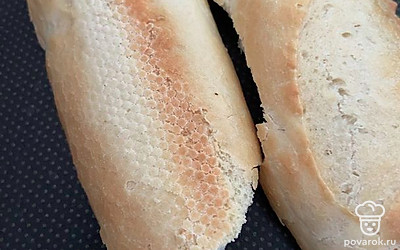 Поджарьте багет на раскаленной сковороде до румяной корочки.