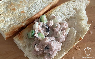 Нанесите начинку на багет. Приятного аппетита!