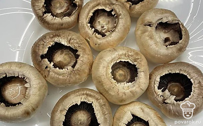 Грибы помыть и перебрать. Удалить ножки.