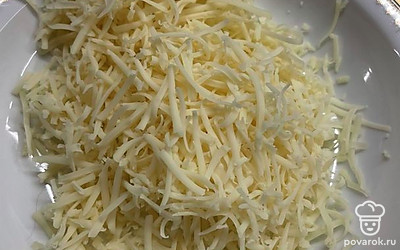 Сыр натереть на крупной терке.