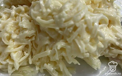 Посолить, приправить сметаной и перемешать.