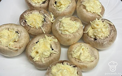 Чайной ложкой заполнить шляпки. Запекать 25 минут при 180 градусах.