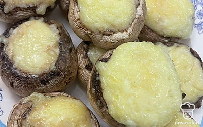 Подавать грибы на стол, пока сыр еще не застыл.