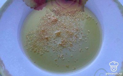 Смешайте оливковое масло и сушеный чеснок.