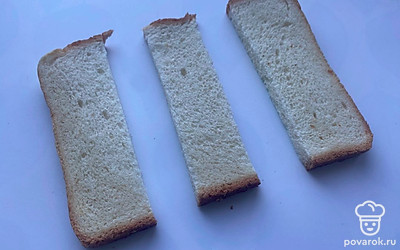 Тост разрежьте на 3 равные части.