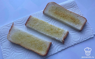 На каждую часть нанесите чесночное масло.