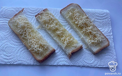 Посыпьте сверху сыром.