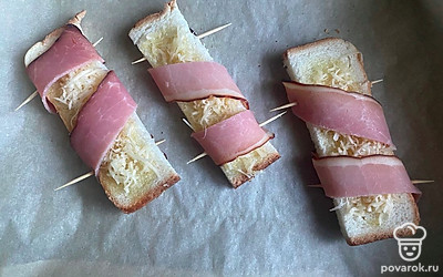 Выложите закуску на пергамент.