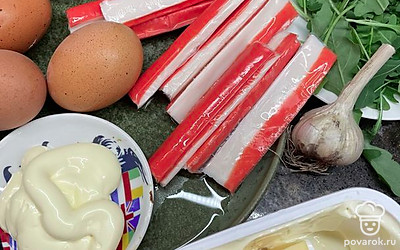 Подготовить продукты. Яйца отварить, крабовые палочки почистить.