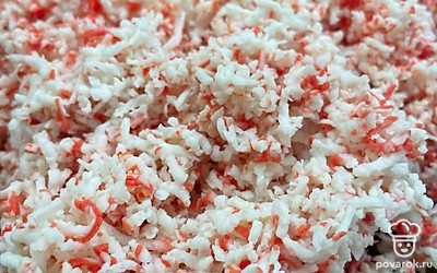 Крабовые палочки натереть на мелкой терке. Разделить на две части. Одну часть убрать для панировки.