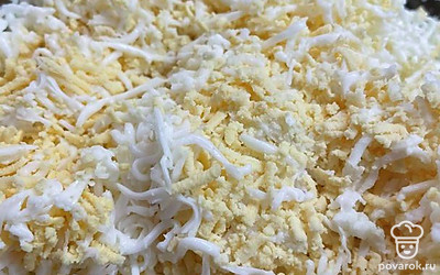 Яйца натереть на мелкой терке, смешать с крабовыми палочками.