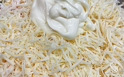 Добавить чеснок.