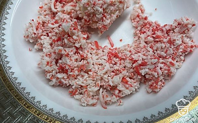 Обвалять в крабовых палочках одну часть, вторую — в сыре. Одну часть оставить без панировки.