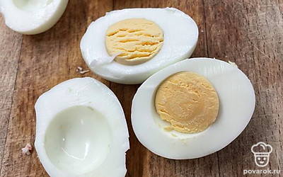 Яйца отварить, остудить. Разрезать пополам и достать желток.
