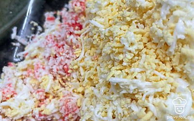 Добавить натертый на мелкой терке желток, майонез и пропущенный через пресс чеснок. Хорошо перемешать. 