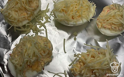 Половики яйца начинить полученной массой. Запекать 3 минуты при 180 градусах.