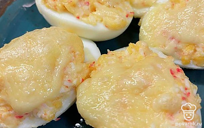 Подать на стол, пока сыр не застыл.