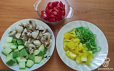 Все овощи вымыть, почистить и нарезать крупным кубиком. Лук-порей нарезать кольцами.