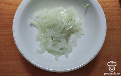 Репчатый лук почистить и нарезать полукольцами. Замариновать в уксусе (я люблю рисовый уксус).