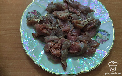 Индейку нарезать полосками.