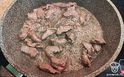 На сковороде с растительным маслом обжарить индейку 5-7 минут (на сильном огне). 