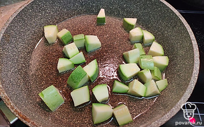 На отдельной сковороде с подсолнечным маслом обжарить кабачок 3 минуты.