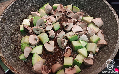 Добавить шампиньоны и обжарить 2 минуты. 