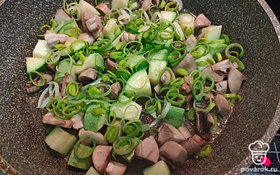 Всыпать лук-порей. Обжарить 1 минуту.