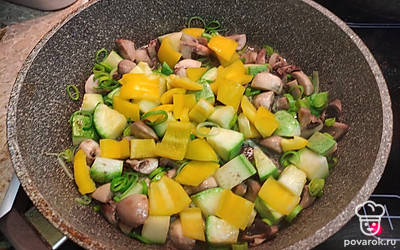 Болгарский перец переложить в сковороду. Обжарить 2 минуты. 