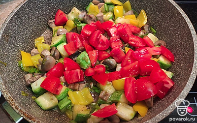 Добавить помидоры. Обжарить 3 минуты.