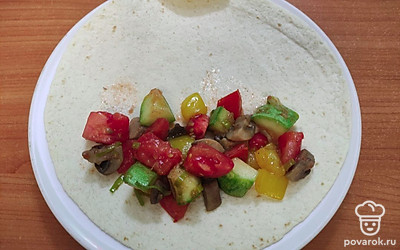 На лепешку выложить обжаренные овощи.