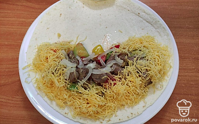 По бокам насыпать тертый сыр.